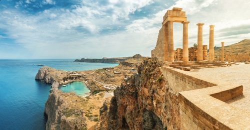 Berühmte Touristenattraktion - Akropolis von Lindos. Antike Architektur in Griechenland. Reiseziele von Rhodos-Insel