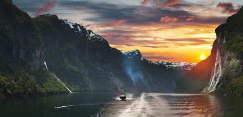 Schiff im Geirangerfjord in Norwegen