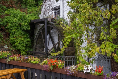 Wasserrad am Eingang zum Dorf Polperro in Cornwall, Vereinigtes Königreich