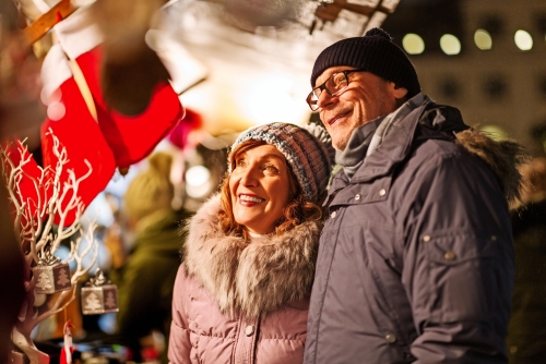 älteres Paar auf dem Weihnachtsmarkt