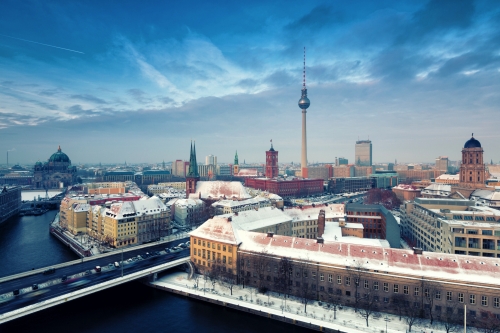 winterliche Skyline von Berlin mit Nikolaiviertel, Berliner Dom und Fernsehturm, Deutschland