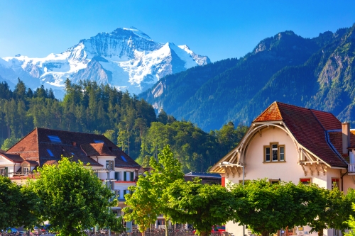 Interlaken im bergigen Berner Oberland in der Schweiz