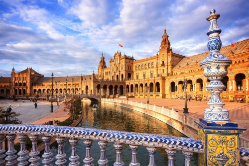 © Delphotostock - stock.adobe.com Plaza de España in Sevilla, Spanien