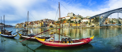 ©Freesurf - stock.adobe.com panorama of beautiful Porto with traditional boats. Portugal