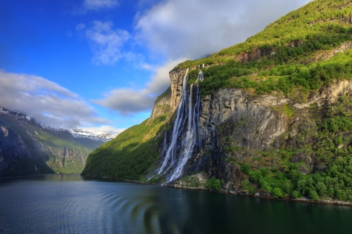 Der Sieben Schwestern Wasserfall am Geirangerfjord im Morgenlicht