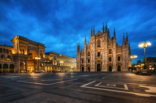 Domplatz in Mailand Italien mit Dom und Triumphbogen