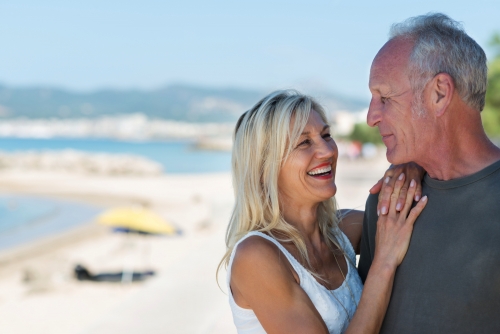 lachendes paar im urlaub am meer