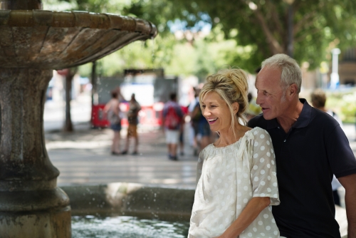 entspanntes älteres paar an einem brunnen