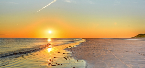©Marco2811 - stock.adobe.com Sonnenuntergang am Strand