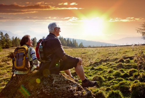 senioren beim wandern im Sonnenuntergang / autumn hiking 18