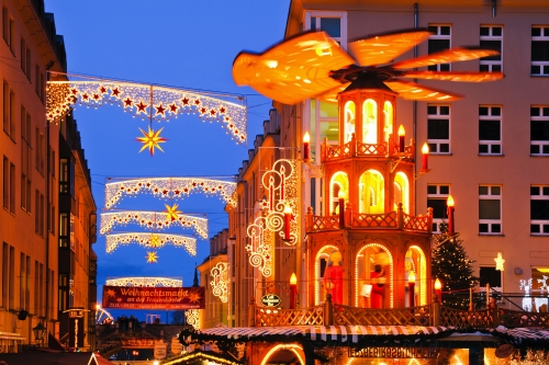 Weihnachtsmarkt auf dem Neumarkt in Dresden, Deutschlandµ3~3