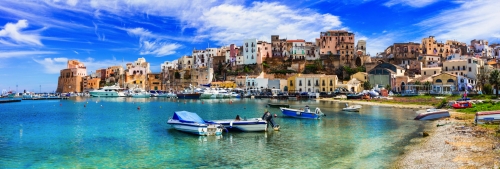©Freesurf - stock.adobe.com Küstenstadt Castellammare del Golfo auf Sizilien