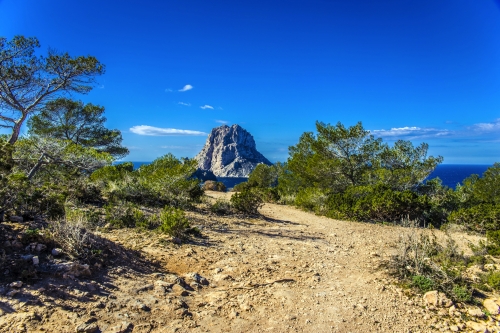 Es Vedrà: eine Insel der Balearen, nur wenige hundert Meter vor der Westküste von Ibiza, Spanien