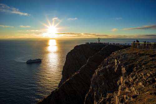 © RuZi - stock.adobe.com zur Mitternachtssonne am Nordkap