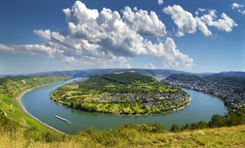 Panoramablick auf die größte Rheinschleife mit Blick auf Boppard, Filsen und Osterspai