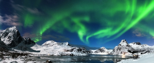 Aurora Borealis über Hamnoy in Norwegen