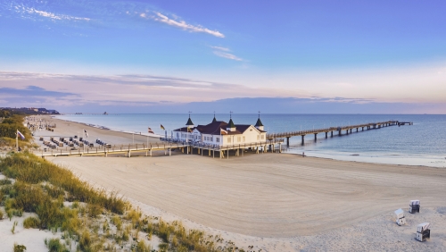 Luftbild vom Ahlbecker Strand mit Seebrücke und Promenade
