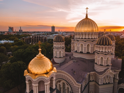 Kuppeln der Geburtskathedrale in Riga, Lettland