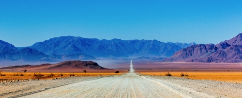 ©Pierre vincent - stock.adobe.com Schotterstraße in Namibia