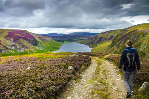 Stausee Loch Lee im Cairngorms National Park