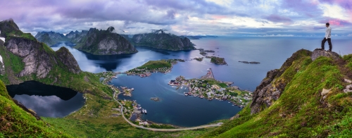 Blick über Reine vom Gipfel Reinebringen in den Lofoten