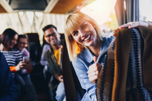 glückliche Passagiere, die mit dem Bus reisen