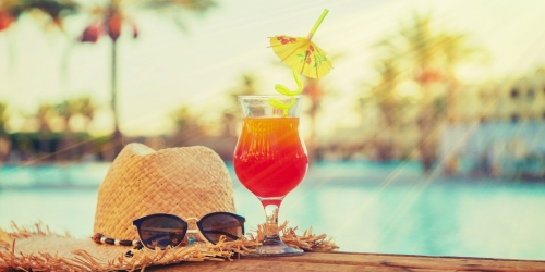 im Urlaub einen Cocktail am Pool