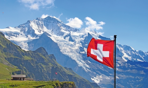 Schweizer Flagge vor dem Berg Jungfrau in der Schweiz