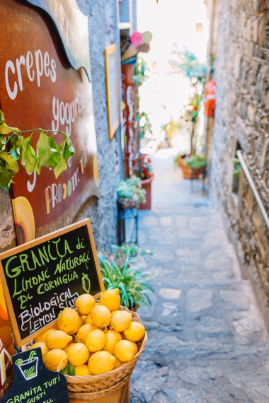 Weidenkorb voller Zitronen auf der italienischen Straße von Corniglia