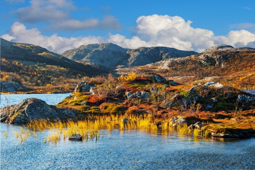 herbstliche Berglandschaft in Norwegen 