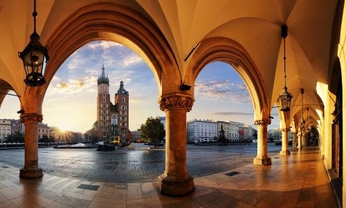 Blick von den Krakauer Tuchhallen auf die Marienkirche