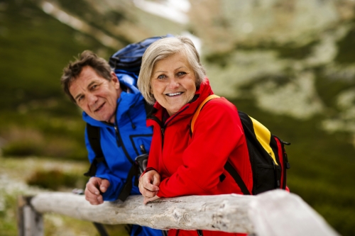 Älteres Paar beim Wandern