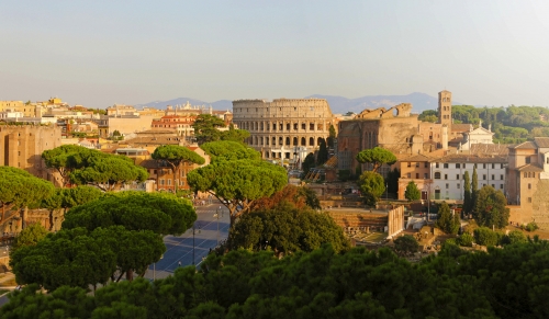 Panoramablick auf das Kolosseum und Forum Romanum in Rom