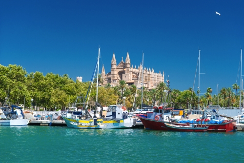 Blick auf Palma de Mallorca mit der Kathedrale La Seu und dem Fischerhafen 