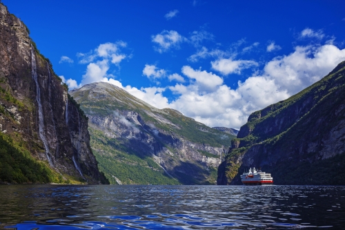 Hurtigruten Kreuzfahrtschiff im Geirangerfjord