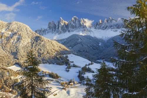 winterliches St. Magdalena in den Dolomiten, Italien