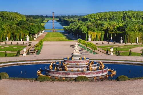 Brunnen vor der königlichen Residenz in Versailles