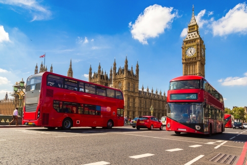 Big Ben, Westminster Bridge und rote Doppeldeckerbusse in London