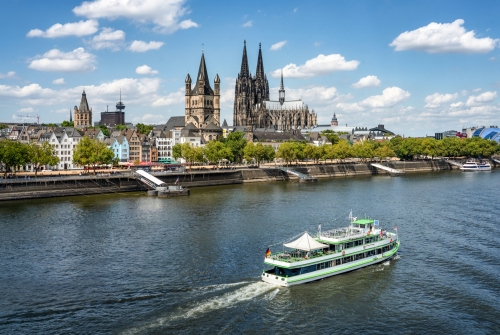 Schifffahrt entlang des Rheinufers in Köln