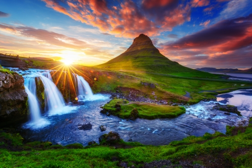 Wasserfall Kirkjufellsfoss und Berg Kirkjufell auf der Halbinsel Snæfellsnes