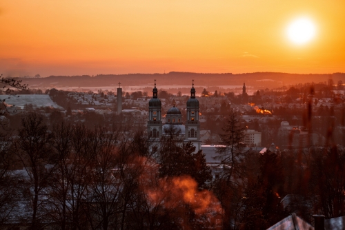 Sonnenaufgang über Kempten im Allgäu und der Basilika