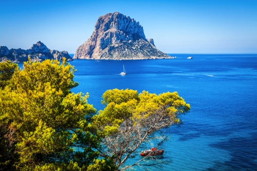 Blick von Cala d?Hort auf die Felseninsel Es Vedrà