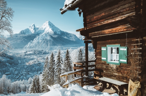 schneebedeckte Hütte in den Alpen