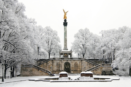winterlicher Friedensengel in München