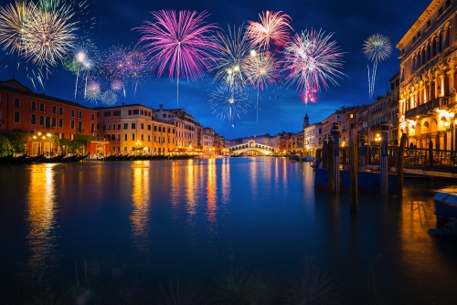 Feuerwerk über der Rialto-Brücke - Wahrzeichen des Canal Grande