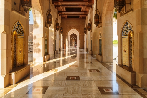 gewölbter Durchgang in der Großen Sultan-Qabus-Moschee