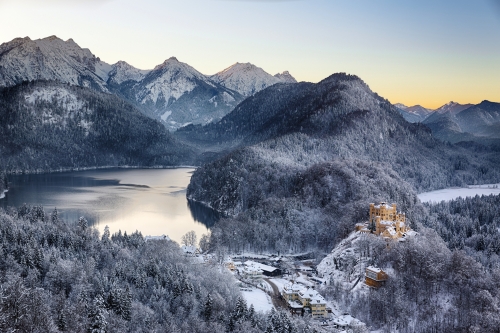 Schloss Hohenschwangau und Alpsee im Winter~2µ1