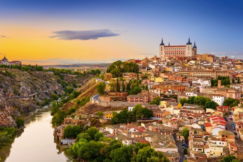 Toledo,Spanien alte Stadt über den Fluss Tejo (gespiegelt)
