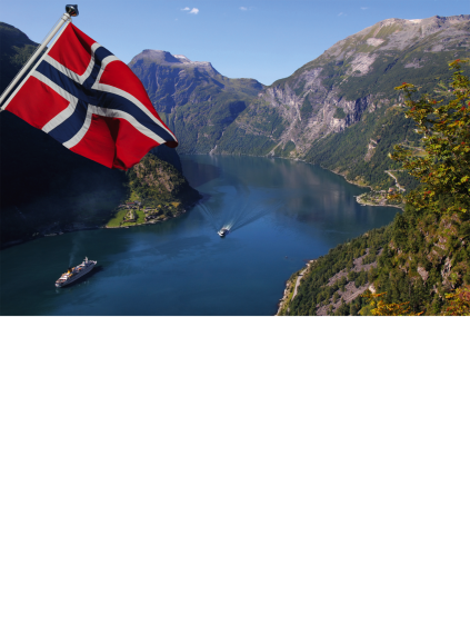 Geiranger mit Norwegen Flagge