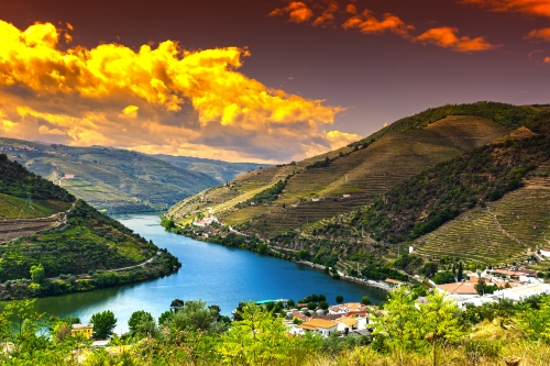 © ©George - stock.adobe.com Douro-Region bei Sonnenaufgang